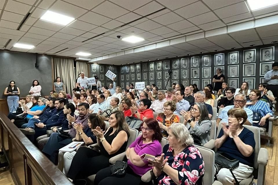 Los vecinos de diversos sectores se manifestaron ayer en el Cabildo regio contra las reformas a diversos reglamentos. 