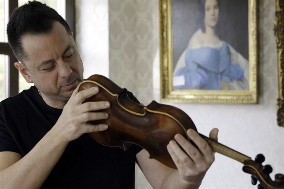 Tamás Tálosi observa el violín que estuvo almacenado durante décadas.