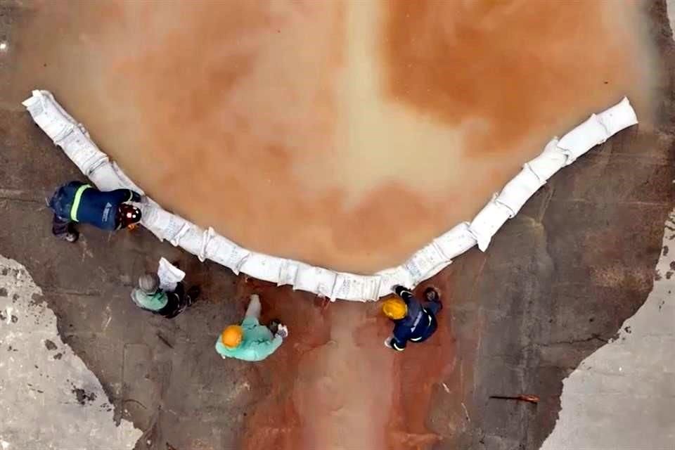 La mancha roja por el derrame de químicos de la Planta de Churubusco de Ternium abarcó más de 10 kilómetros sobre el Arroyo La Talaverna.