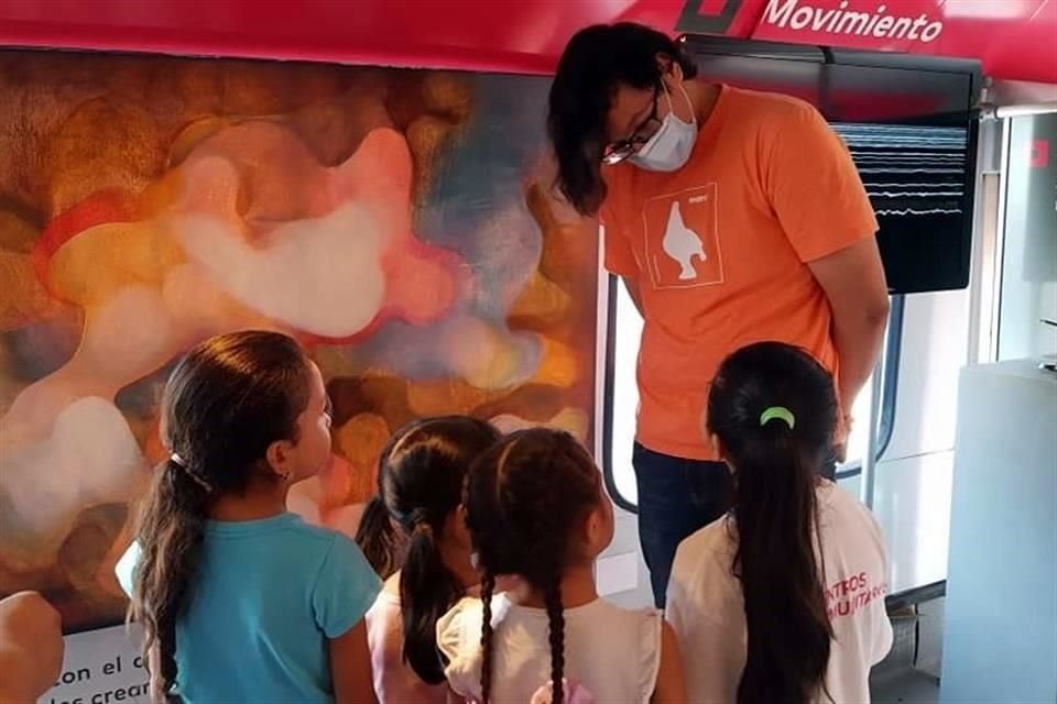 El MARCOmóvil alberga actualmente 12 obras de diferentes artistas, entre ellos Mauricio Gattás, Mauricio Limón y Dr. Lakra.