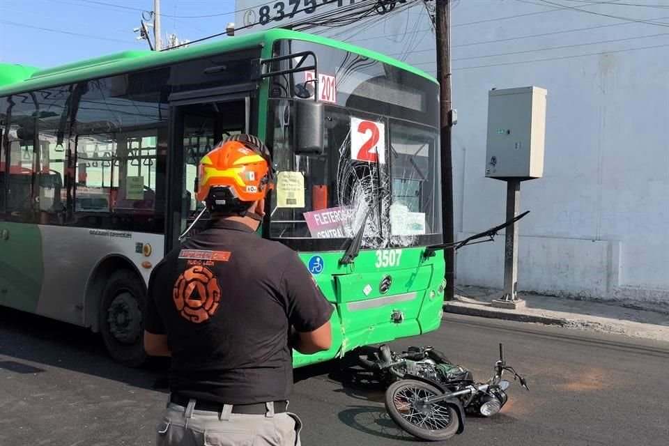 El percance se reportó a las 8:00 horas en el cruce de Arteaga y Galeana.
