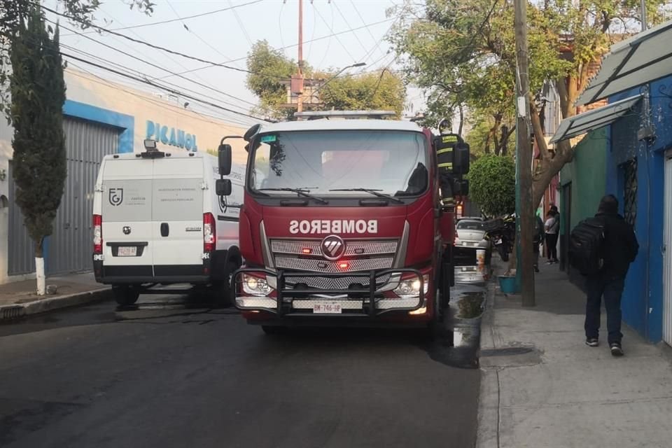 Casi una hora después, bomberos apagaron el incendio y lo hallaron sin vida.