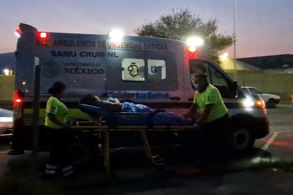 La camioneta Jeep Liberty se orilló sobre la Avenida Ruiz Cortines y desde ahí los tripulantes pidieron el apoyo de una ambulancia.