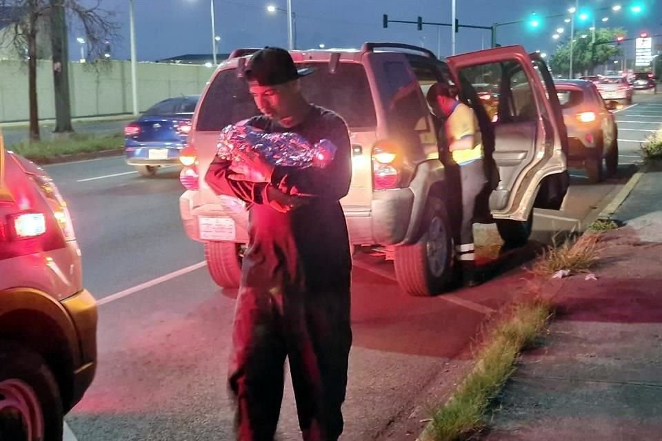 La camioneta Jeep Liberty se orilló sobre la Avenida Ruiz Cortines y desde ahí los tripulantes pidieron el apoyo de una ambulancia.