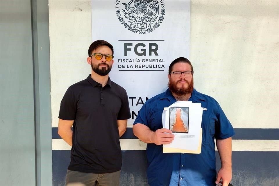 La denuncia la presentaron Juan Pablo Chávez, director de Agua Regia y José Daniel Borrego, quien es conductor de noticias en TvNL.
