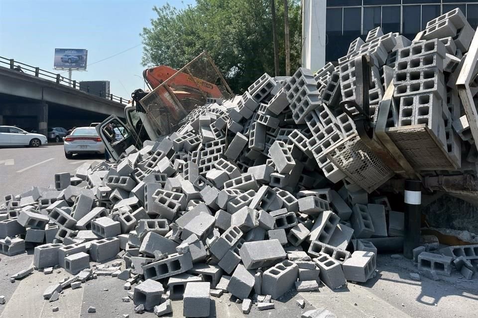 El chofer ya no pudo controlar el vehículo, el cual subió al camellón divisorio y quedó semivolcado, tirando casi todos los bloques.