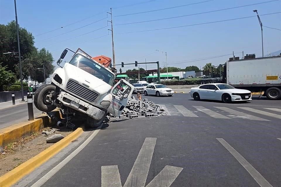 El chofer ya no pudo controlar el vehículo, el cual subió al camellón divisorio y quedó semivolcado, tirando casi todos los bloques.