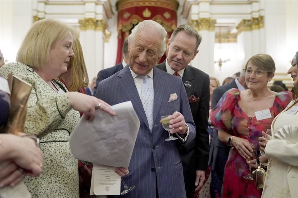 Carlos III, que continúa su tratamiento más de un año después del anuncio de su enfermedad, elogió el 'extraordinario trabajo' de las organizaciones benéficas.