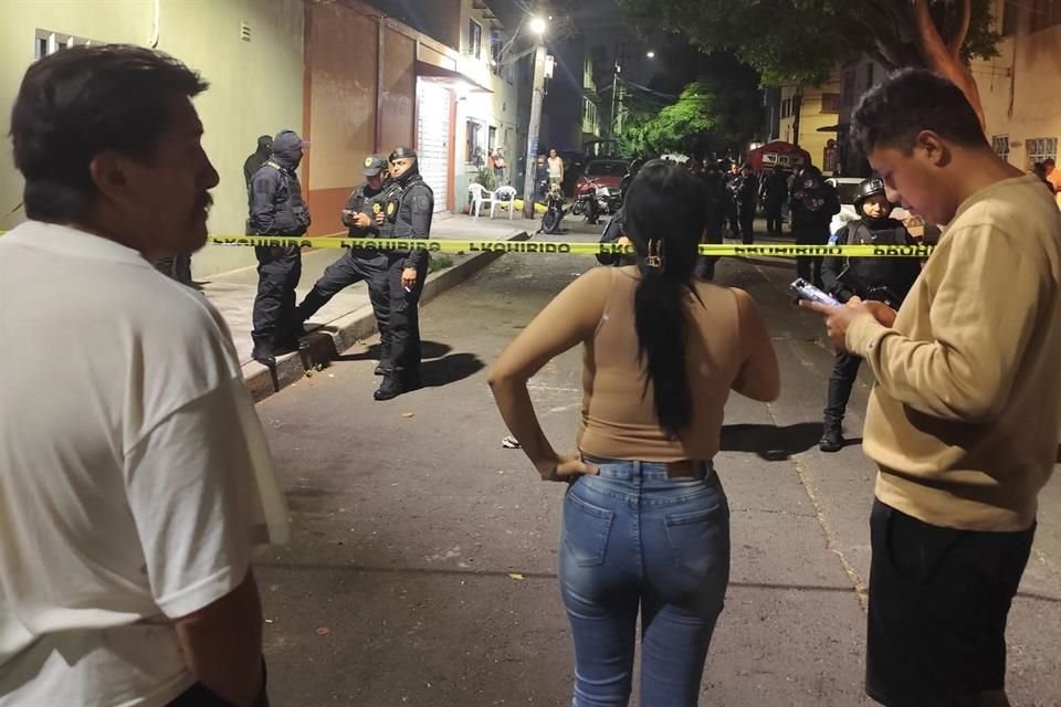 El joven se hallaba acompañado por tres personas más, quienes resultaron heridas y fueron hospitalizadas.