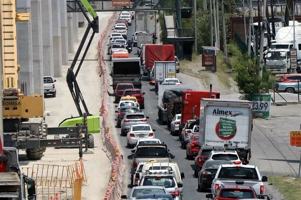 Desde Miguel Alemán y Bonifacio Salinas, en Guadalupe, hasta Bulevar Acapulco o Rómulo Garza, en San Nicolás, los conductores demoran hasta 40 minutos en recorrerlo.