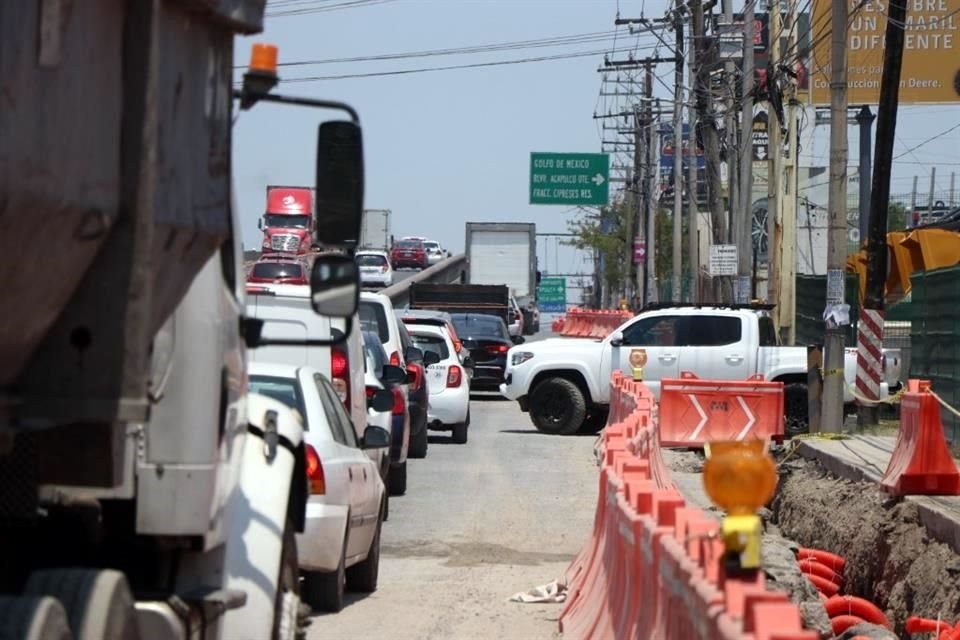 Desde Miguel Alemán y Bonifacio Salinas, en Guadalupe, hasta Bulevar Acapulco o Rómulo Garza, en San Nicolás, los conductores demoran hasta 40 minutos en recorrerlo.