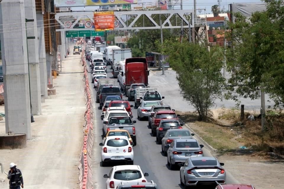 Desde Miguel Alemán y Bonifacio Salinas, en Guadalupe, hasta Bulevar Acapulco o Rómulo Garza, en San Nicolás, los conductores demoran hasta 40 minutos en recorrerlo.