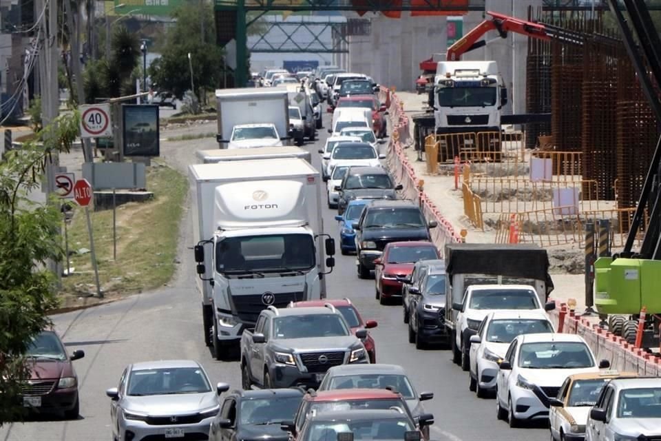 Desde Miguel Alemán y Bonifacio Salinas, en Guadalupe, hasta Bulevar Acapulco o Rómulo Garza, en San Nicolás, los conductores demoran hasta 40 minutos en recorrerlo.