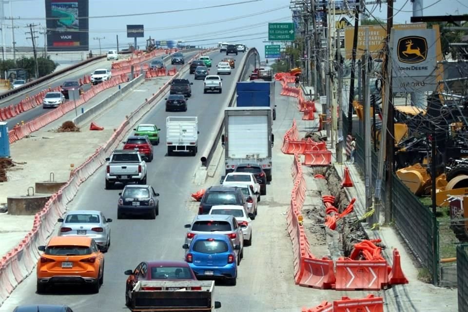 Desde Miguel Alemán y Bonifacio Salinas, en Guadalupe, hasta Bulevar Acapulco o Rómulo Garza, en San Nicolás, los conductores demoran hasta 40 minutos en recorrerlo.