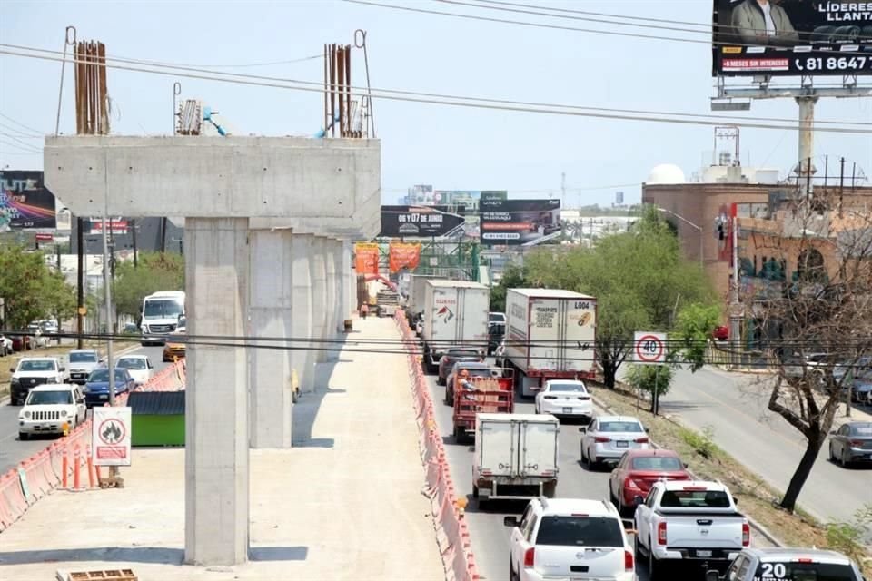 Desde Miguel Alemán y Bonifacio Salinas, en Guadalupe, hasta Bulevar Acapulco o Rómulo Garza, en San Nicolás, los conductores demoran hasta 40 minutos en recorrerlo.