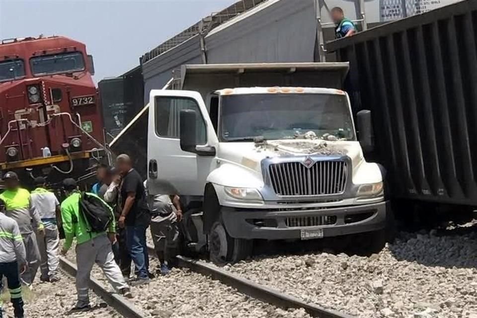 El percance vial se reportó poco después de las 12:00 horas en la Vía a Laredo y Fidel Velázquez.