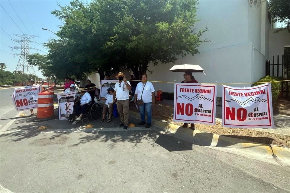 Vecinos de la zona donde se construirá el hospital han protestado en contra de la obra.