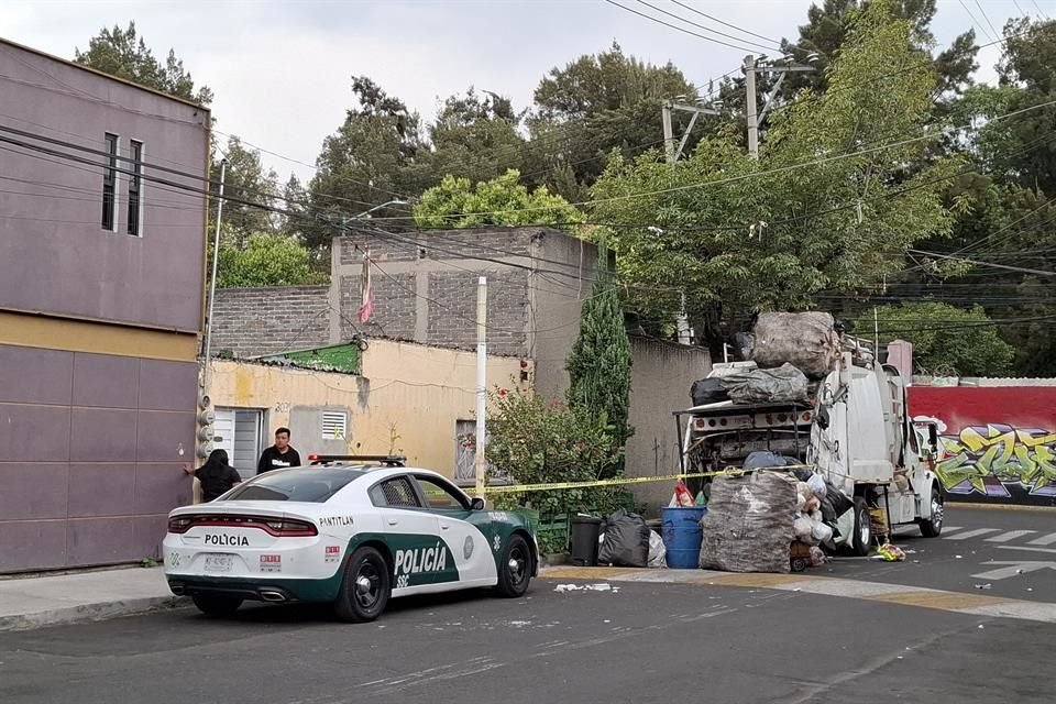 De acuerdo con los reportes, el hombre estaba arriba de la unidad de limpia cuando cayó hacia el pavimento, unos dos metros. 