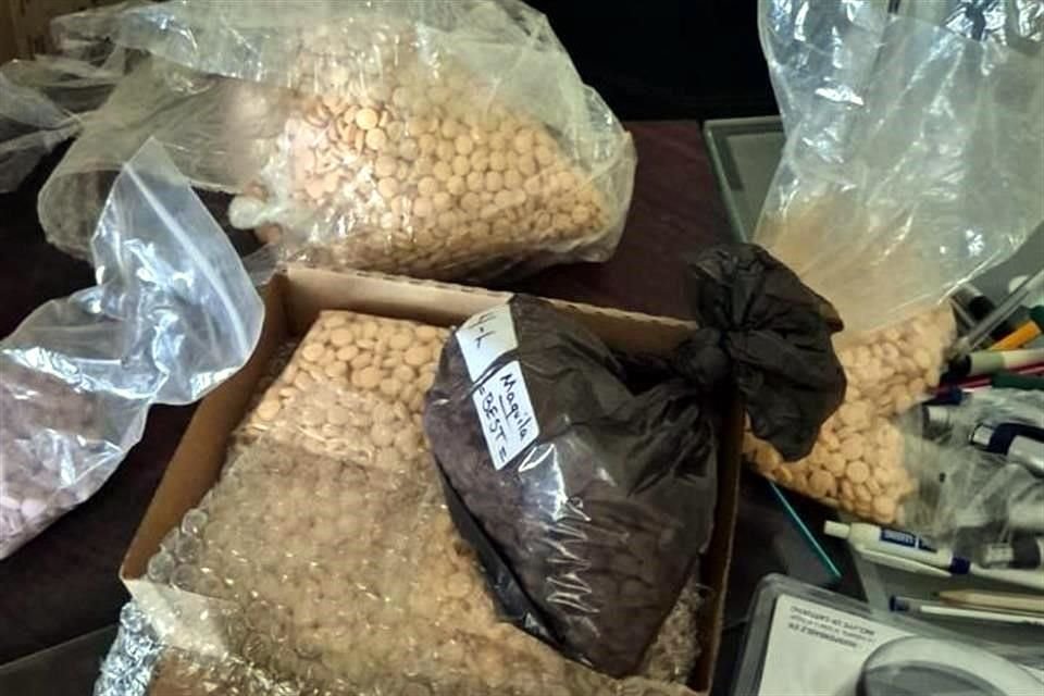 En el sitio se hallaron 5 tambos de 200 litros con posible metanfetamina, así como 4 kilogramos de pastillas con características de drogas tipo anfetamina.
