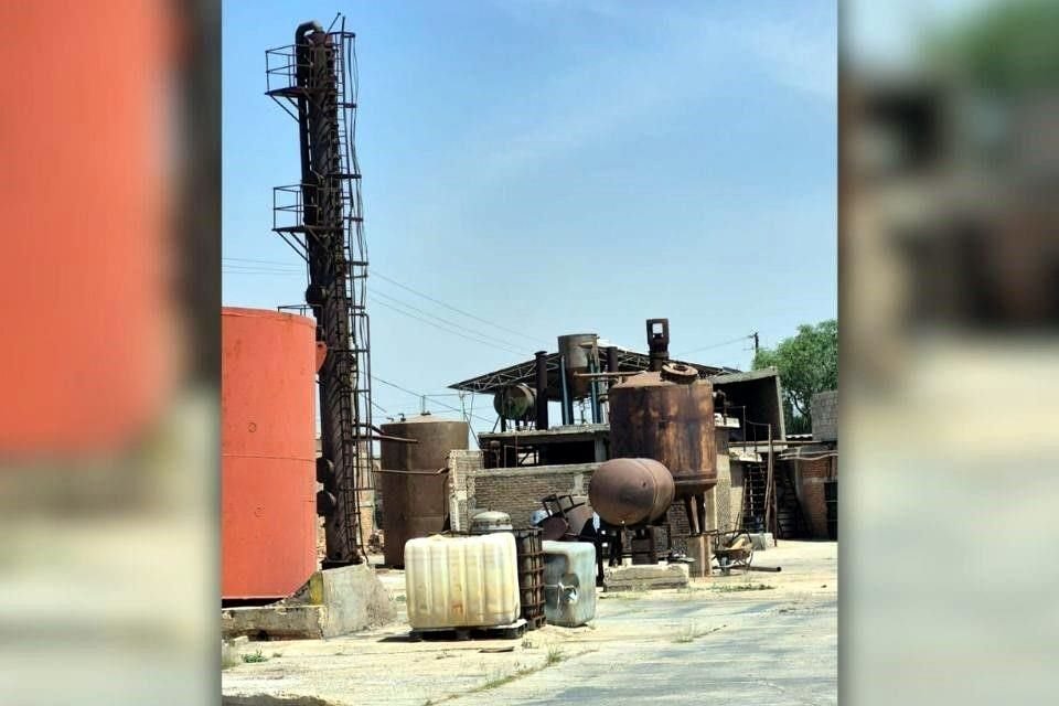 El narcolaboratorio fue ubicado dentro de una bodega de una zona industrial, caracterizada por una torre de destilación de aproximadamente 15 metros de altura.