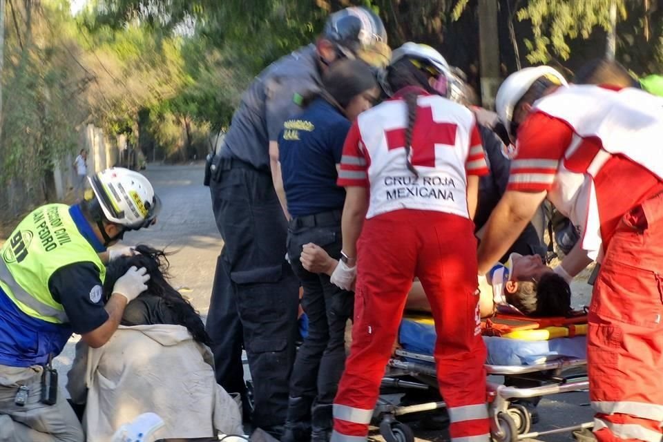 Un motociclista y una mujer quedan lesionados tras chocar contra una camioneta, cuya conductora huyó del luhar, en San Pedro.