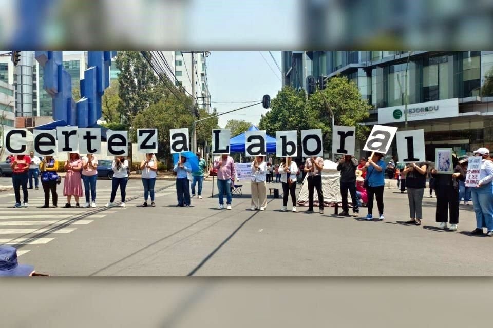 Este miércoles, los empleados de Mejoredu se dirigieron a las oficinas de la SEP, donde dijeron, se llevaría a cabo un diálogo con autoridades, quienes no los recibieron.