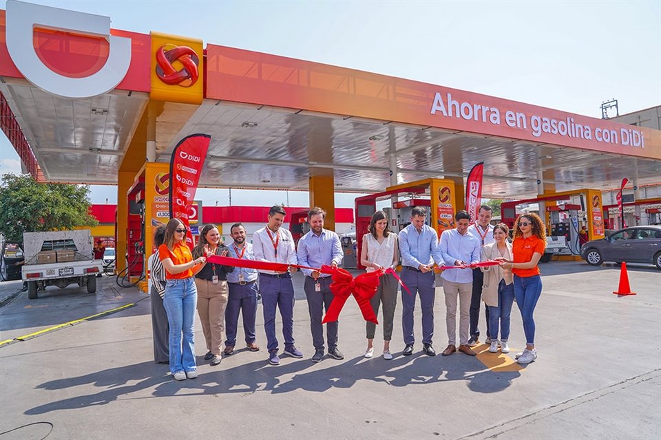 El corte del listón en la estación OXXO GAS