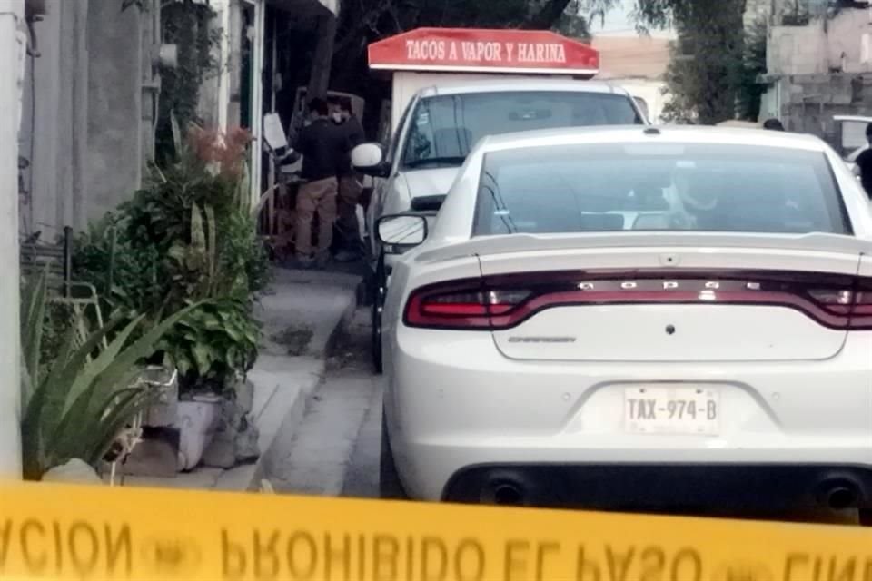Autoridades realizan un cateo en una casa para buscar evidencias por la investigación de la triple ejecución en el lugar, en Guadalupe.