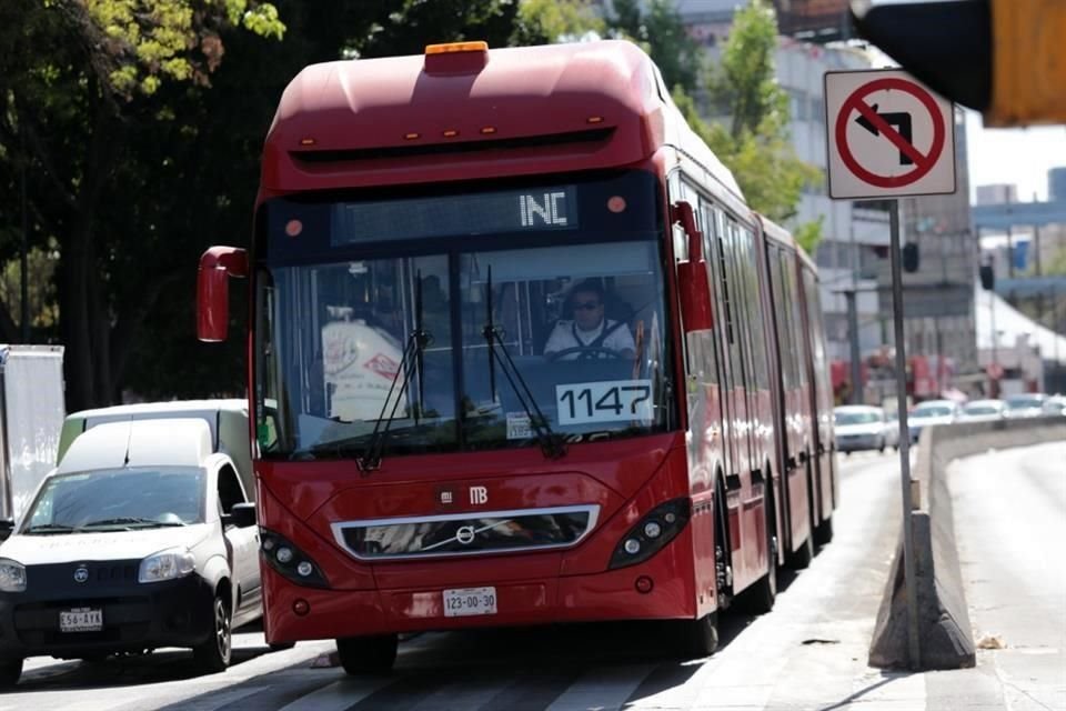 De acuerdo con primeras versiones, el Metrobús hizo un frenado de emergencia luego de que una moto invadió el carril confinado.
