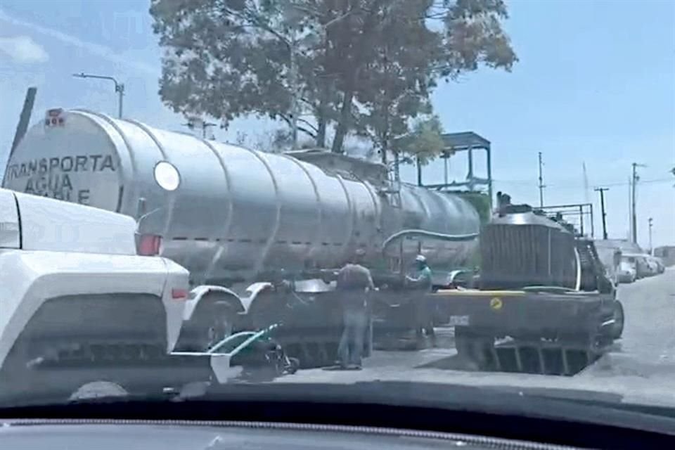 16 DE ABRIL. Decenas de operadores de pipas se repartían en Avenida Gobernador Ignacio Pichardo Pagaza en espera de recargar sus unidades con el líquido extraído ilegalmente.