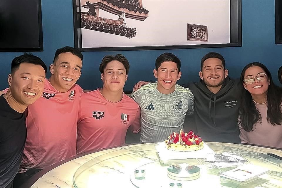 Randal Willars festeja su cumpleaños número 23 con los representantes de Nuevo León en China.