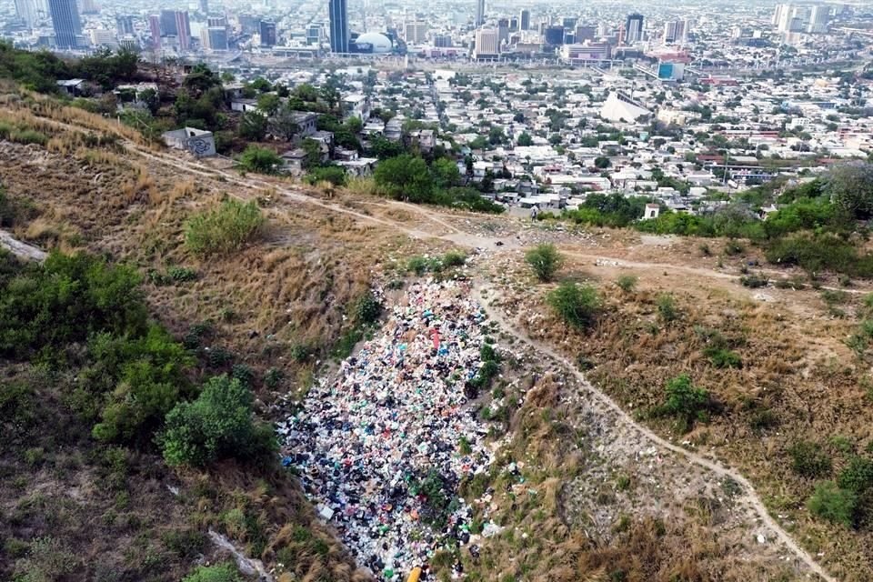 El tiradero está en la parte alta del cerro, en los límites de Monterrey y San Pedro, cerca de la Colonia Independencia.