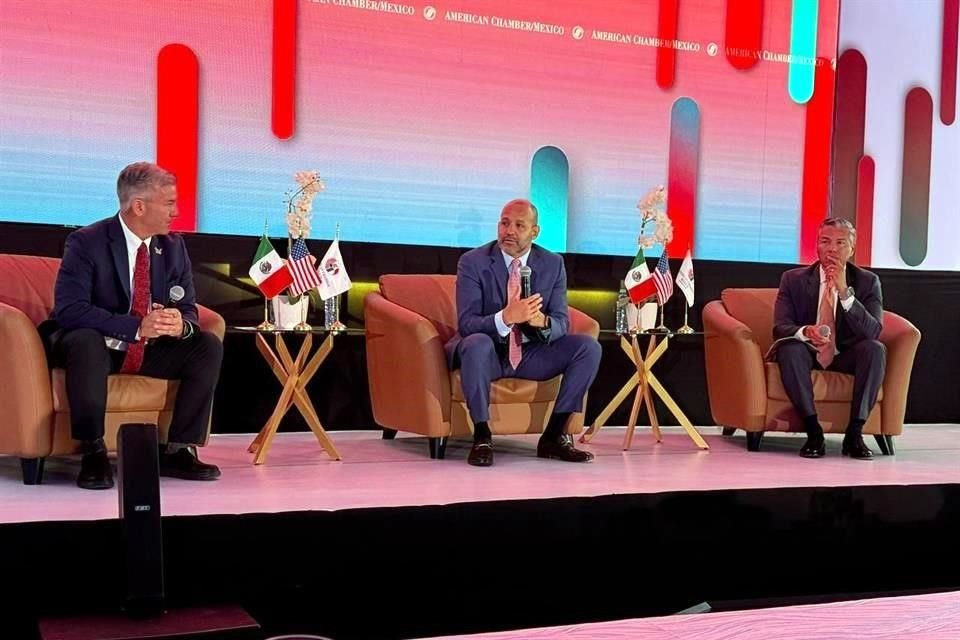 David Eaton (izq. a der.), vicepresidente del Capítulo Noreste de AmCham/Mexico; Juan Carlos Puente, presidente de Whirlpool Latam, y Alejandro Doria, director de Bulkmatic México.