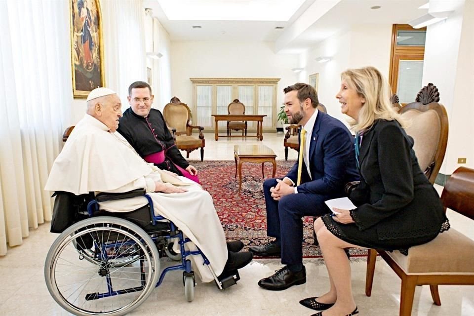 Horas antes de morir, Francisco recibió al Vicepresidente de EU, J.D. Vance. En esa sala estaba la imagen mariana (círculo).