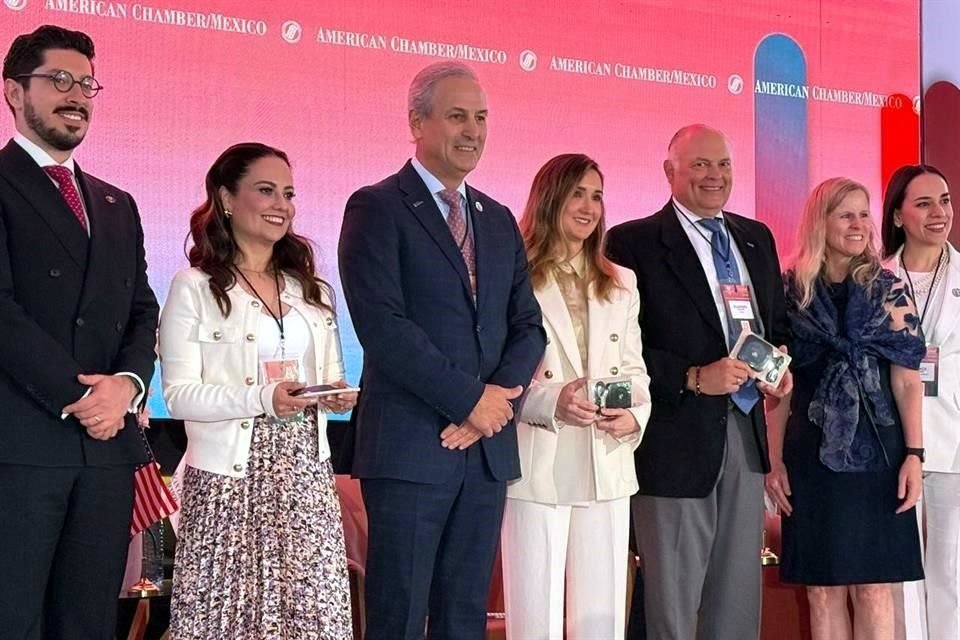 Pedro Casas, Gabriela Siller, Lorenzo Barrera, Judith Garza, Eugenio Salinas, Melissa Bishop y Grace Lingow, de AmCham, Banco Base y el Consulado de EU en Monterrey.