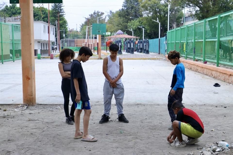 Menores vivieron el Día de las Infancias entre juegos, pero también con la tensión de que el campamento sea desmantelado.