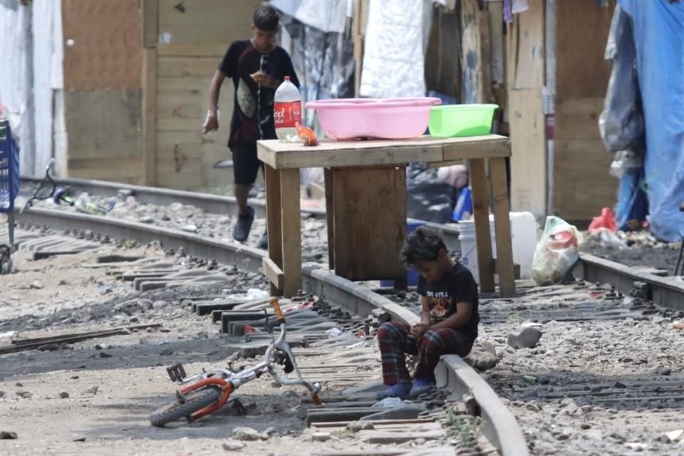 Mesas, cuartos improvisados y niños jugando en medio de las vías férreas son parte del panorama que se vive en el campamento migrante en Vallejo, uno de los que ha logrado sobrevivir a los desalojos.