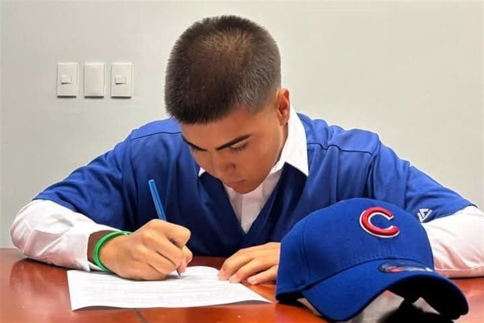 Sebastián López firma su contrato.