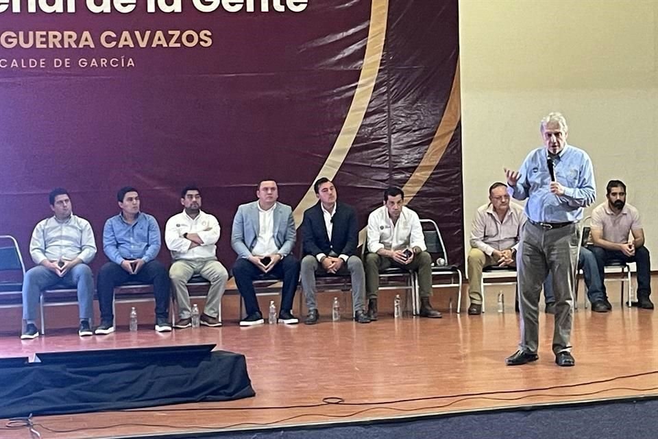 En reunión con vecinos, Juan Ignacio Barragán, titular de AyD, revela que problema de agua en García podría resolverse hasta abril de 2026.