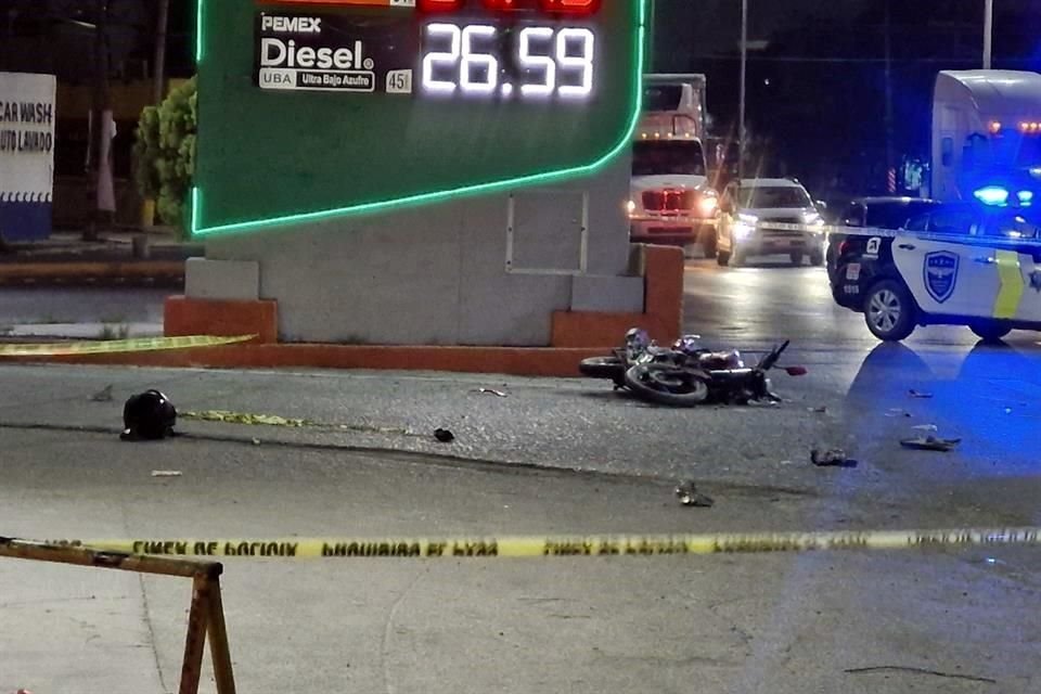 Tras el golpe, el motociclista salió proyectado unos 10 metros y, luego de la caída, el casco se le desprendió.