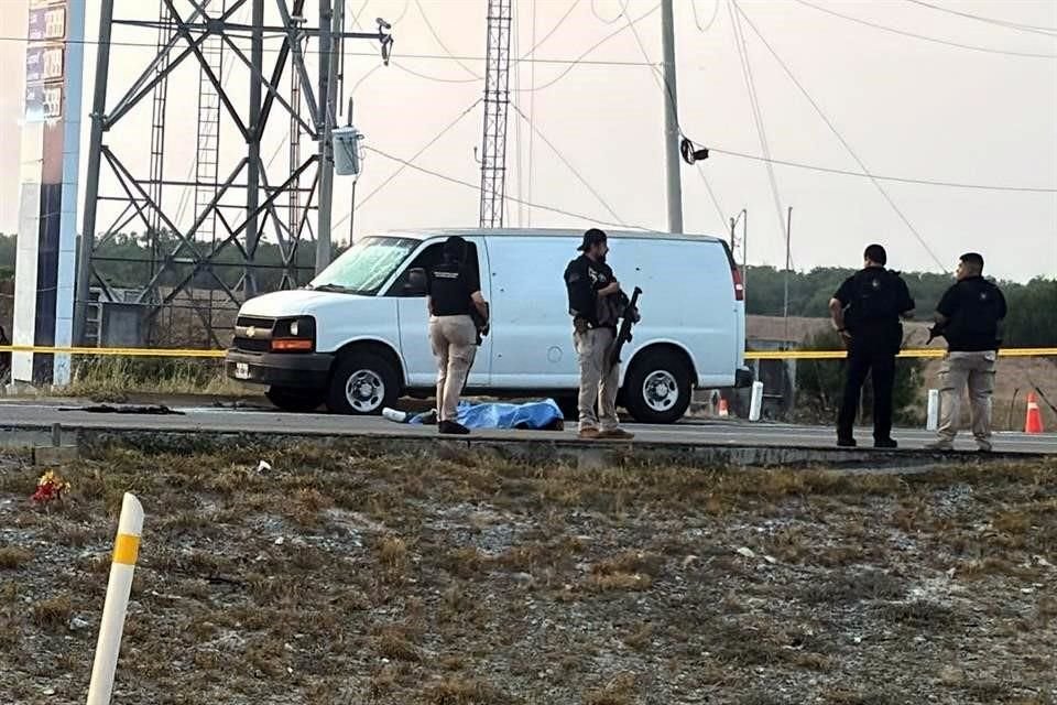 En el Paradero El Rancho, en la Autopista a Nuevo Laredo, murió el agente y otro quedó herido; un atacante fue abatido.