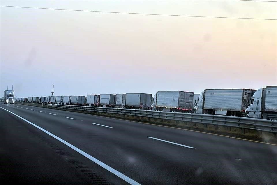 La vialidad en dirección a Laredo fue cerrada, lo que provocó un gran congestionamiento vehicular.