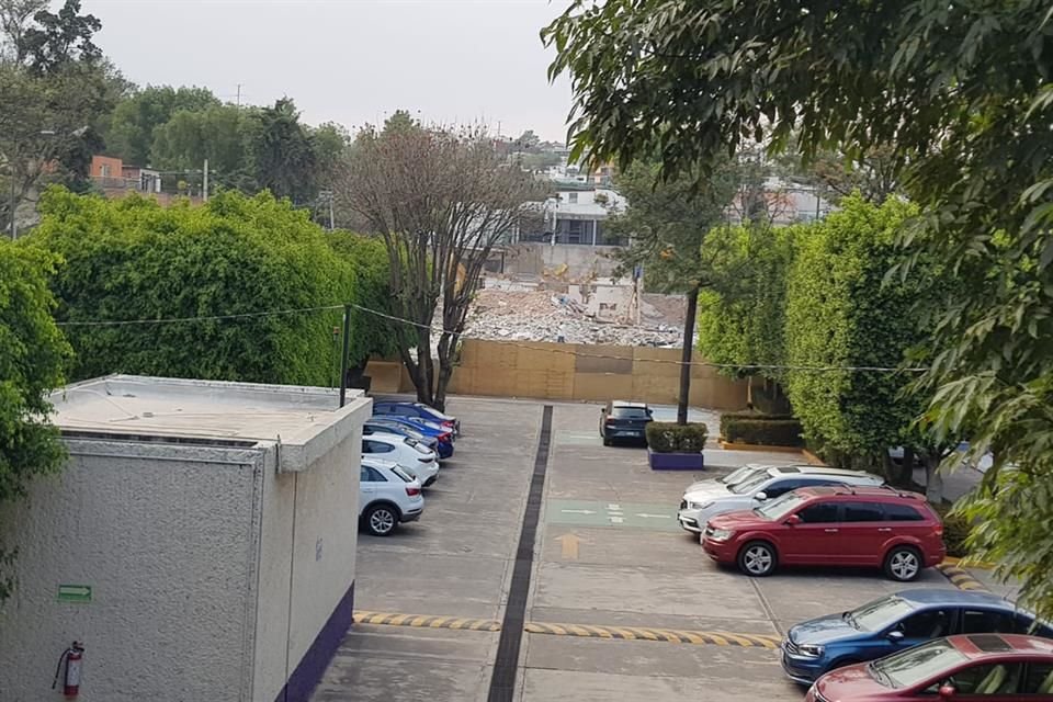 Vecinos señalaron que provocará tráfico vehicular adicional sobre los carriles laterales de la vía principal, afectación de arbolado, consumo mayor de agua y saturación de la red de drenaje.