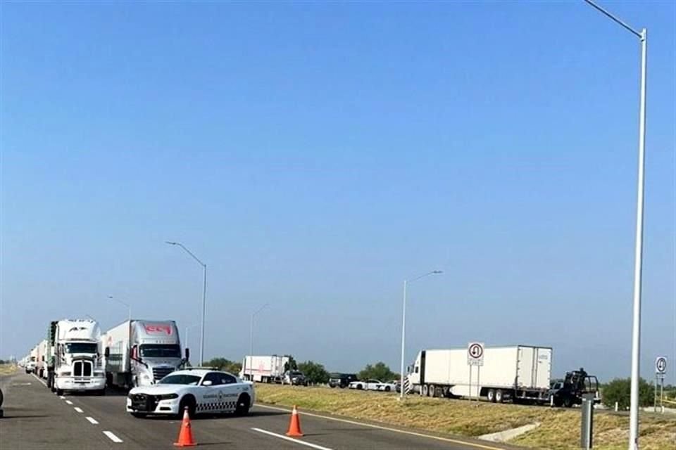 La vía Autopista Monterrey- Laredo permanece totalmente cerrada, con dirección al norte, a partir de la caseta de Sabinas Hidalgo.