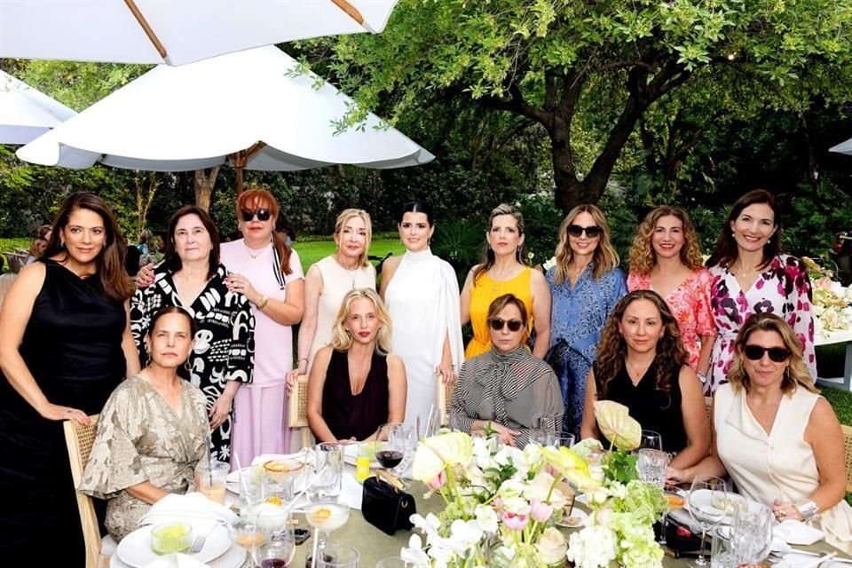La novia con un grupo de invitadas.