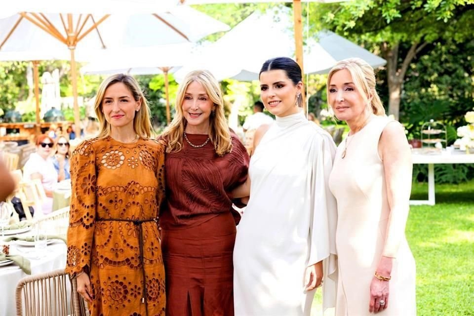 La novia con Balbina Medrano, Balbina Herrera y Bárbara Herrera de Garza