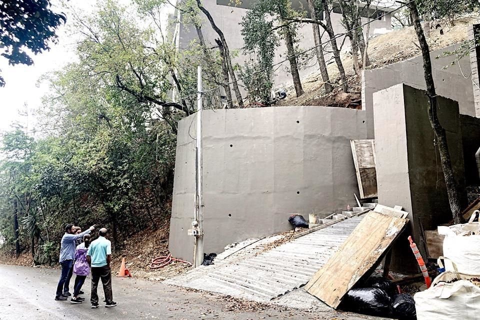 A la propiedad en la calle Encino se le quitaron los sellos de suspensión y se ordenó el retiro de una patrulla de policía.
