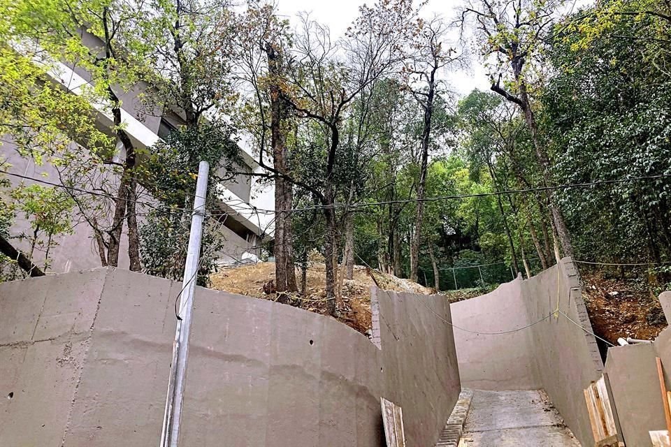 Los vecinos afirman que los trabajos que se harían en el predio eran de remediación de un talud, pero se hicieron escaleras y se trabajó en el interior del predio.