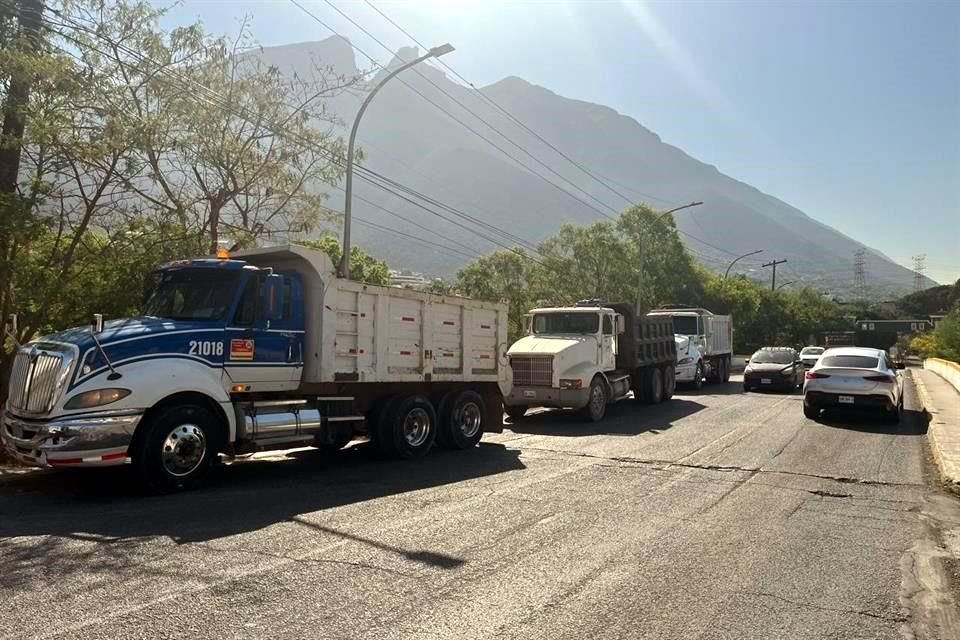 A la fecha, la construcción sigue en marcha con la presencia de trabajadores en el área durante las mañanas y las tardes entre semana.