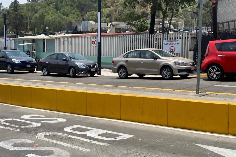 Personal de salud y usuarios lamentaron que este tipo de prácticas es permanente en la zona, incluso, pese a los señalamientos que prohíben el uso de lugares para estacionarse.